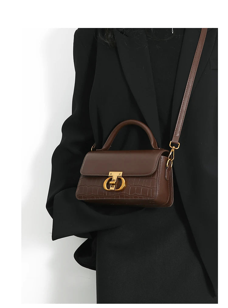 Bolsa Feminina Tiracolo e de Mão com Fivela Dourada