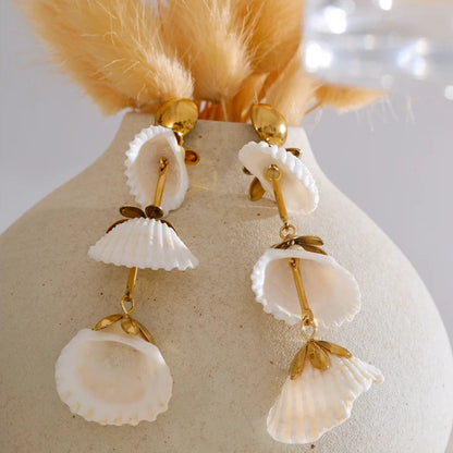 Brinco Feminino Dourado com Conchas Naturais – Estilo Praiano