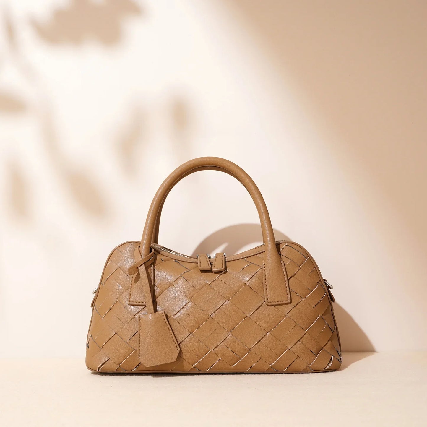 Bolsa Feminina Estruturada com Acabamento Trançado