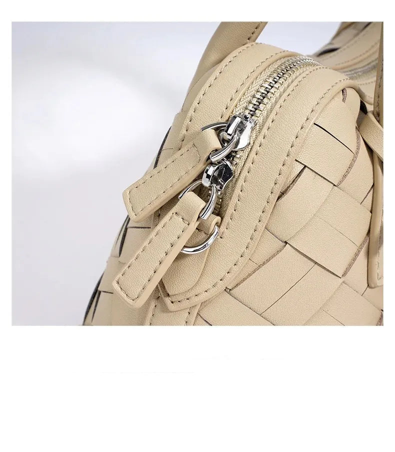 Bolsa Feminina Estruturada com Acabamento Trançado