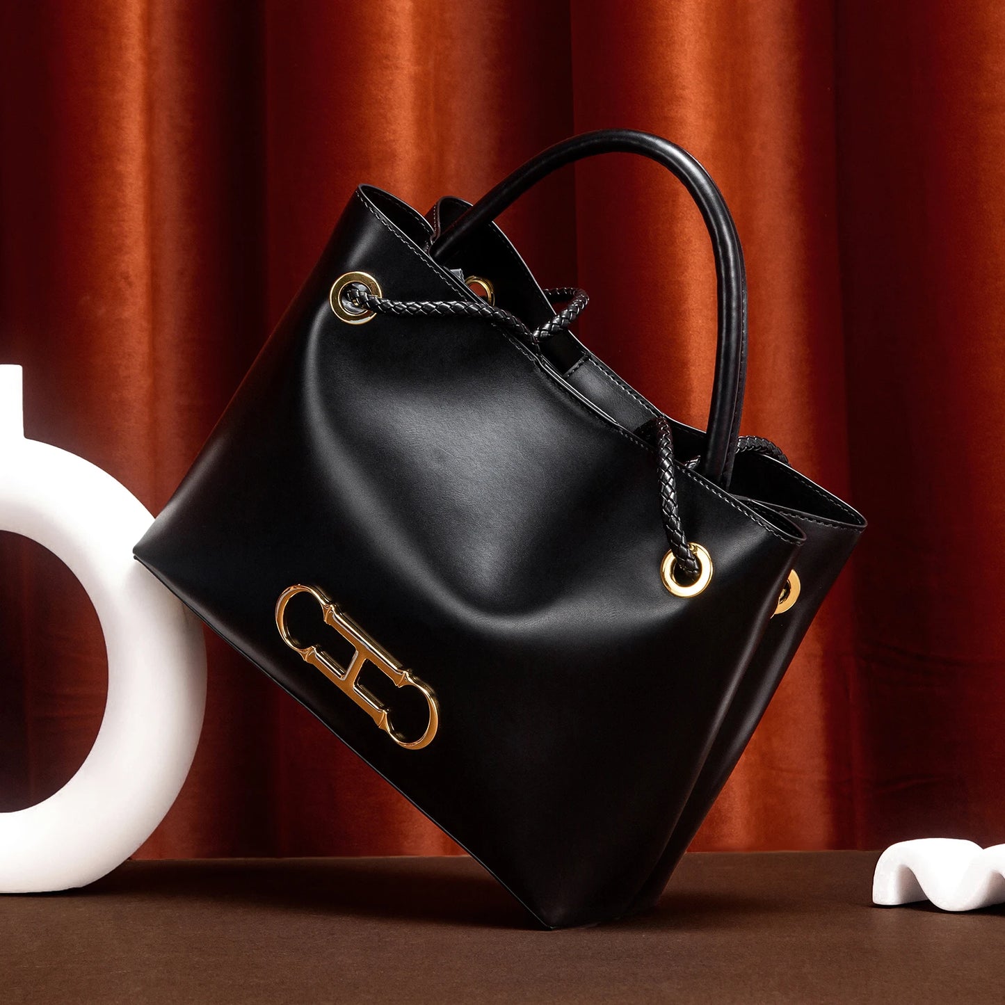 Bolsa Feminina de Couro com Detalhe Dourado Premium