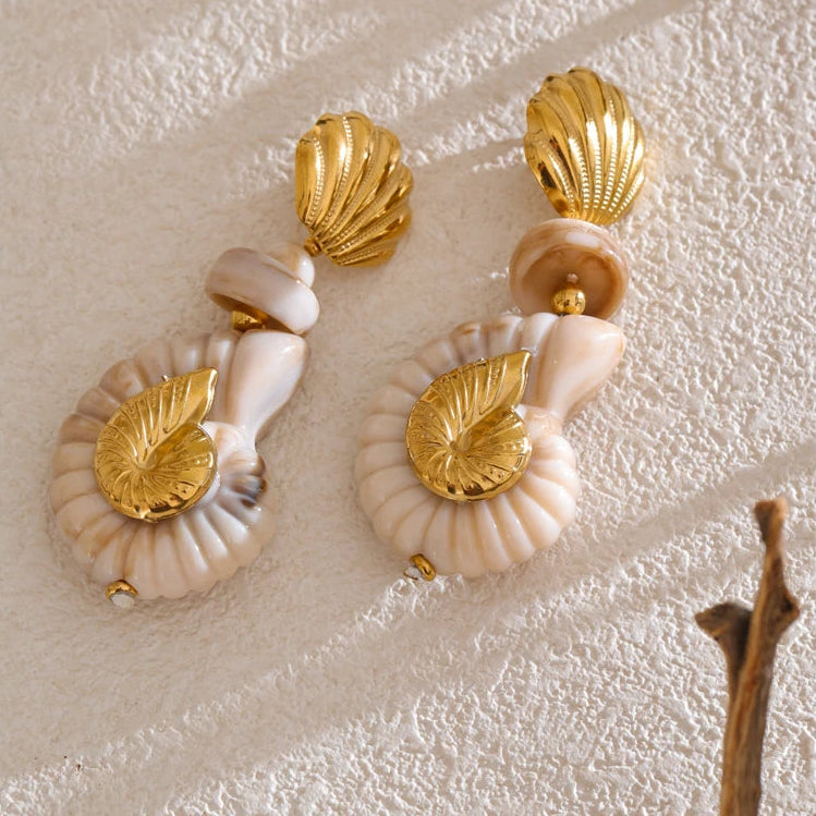 Brinco Feminino Dourado com Detalhes em Concha