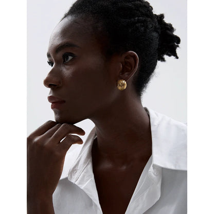 Brinco Feminino Folheado a Ouro em Design Vazado Moderno