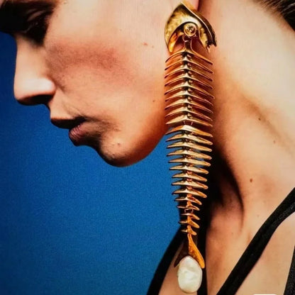 Brinco Dourado Feminino com Design Artístico e Pérola Premium