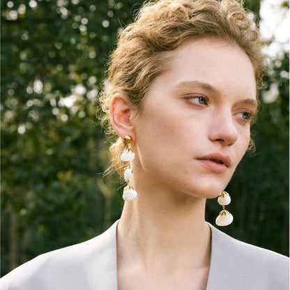 Brinco Feminino Dourado com Conchas Naturais – Estilo Praiano