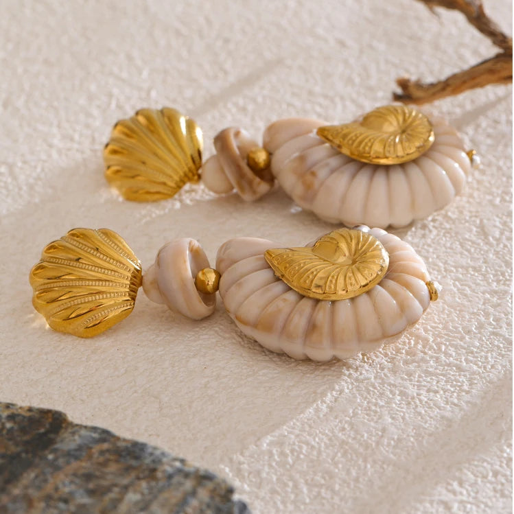 Brinco Feminino Dourado com Detalhes em Concha