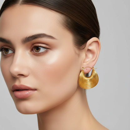 Brinco Feminino Dourado Banhado – Design Ondulado e Sofisticado