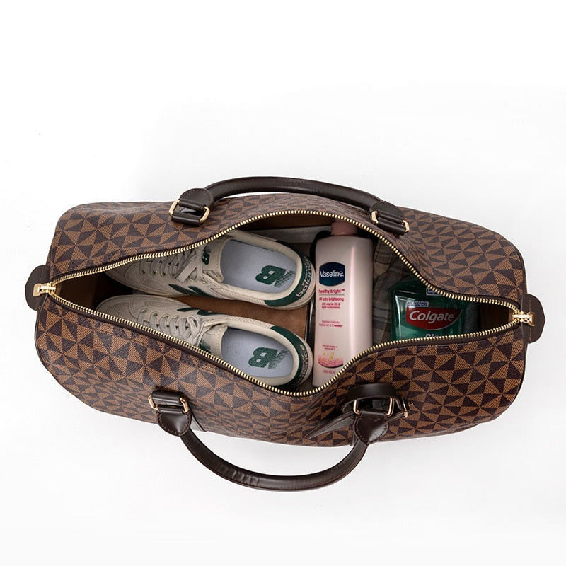 Bolsa de Viagem Grande em Couro Ecológico – Estampa Monograma Marrom