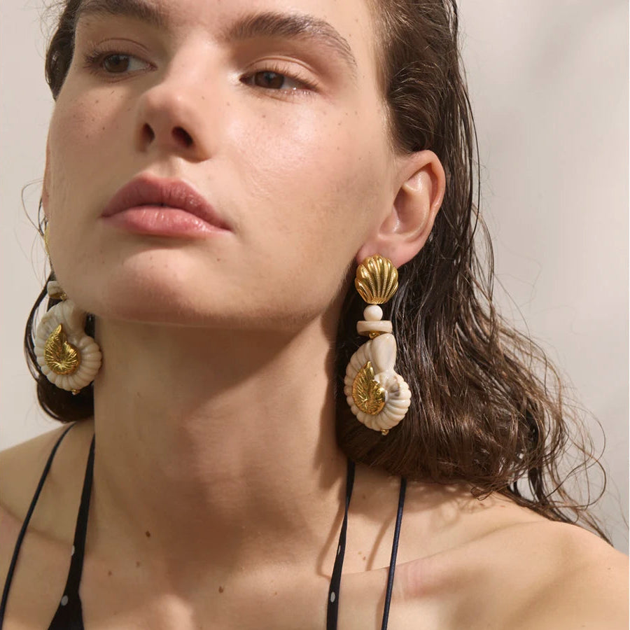 Brinco Feminino Dourado com Detalhes em Concha