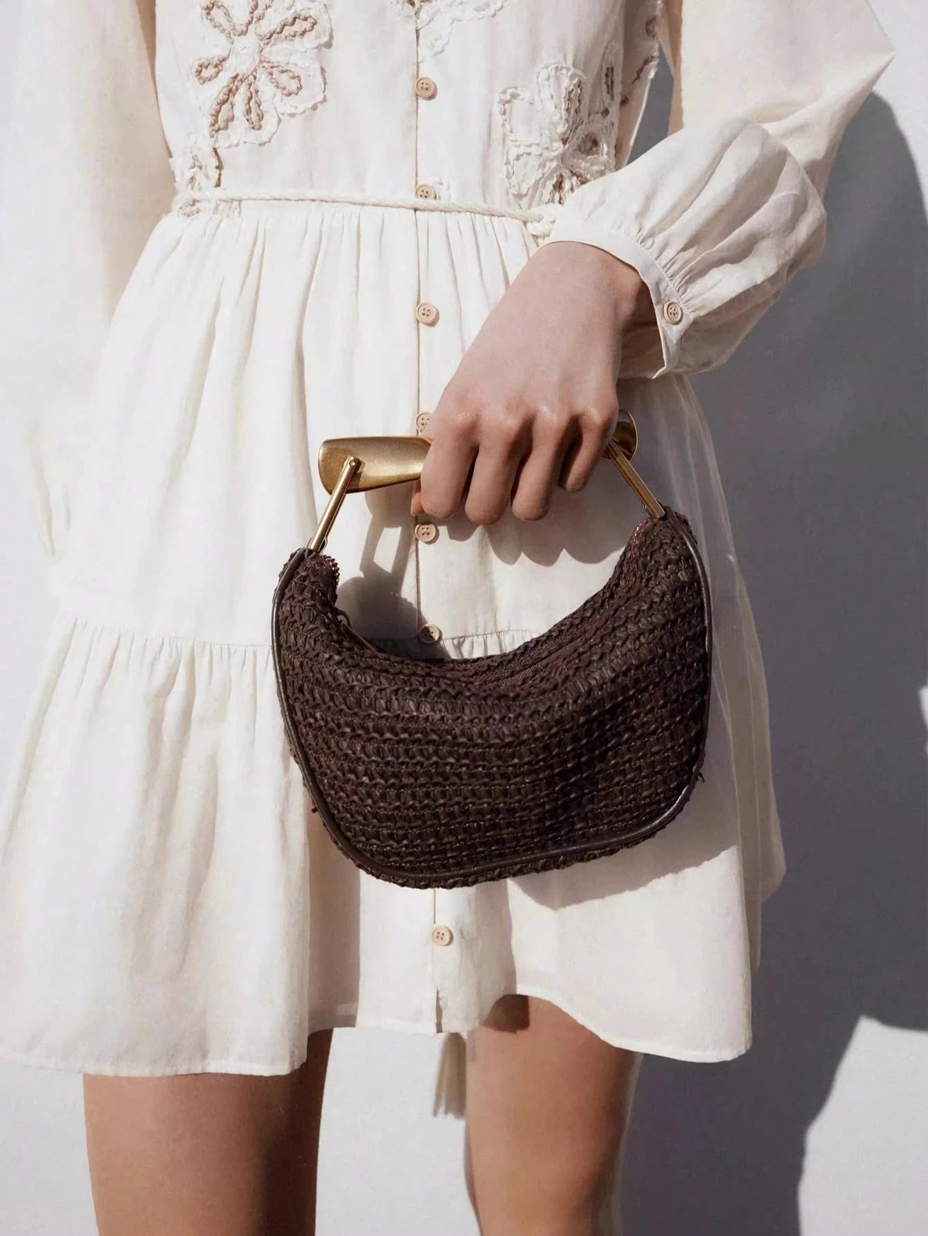 Bolsa Feminina de Mão em Palha com Alça Dourada