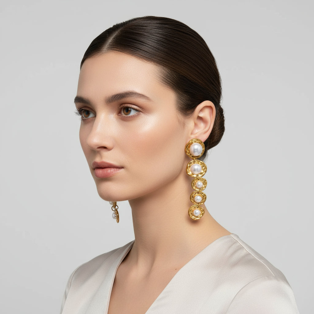Brinco Longo Dourado com Pérolas – Joia Feminina Elegante