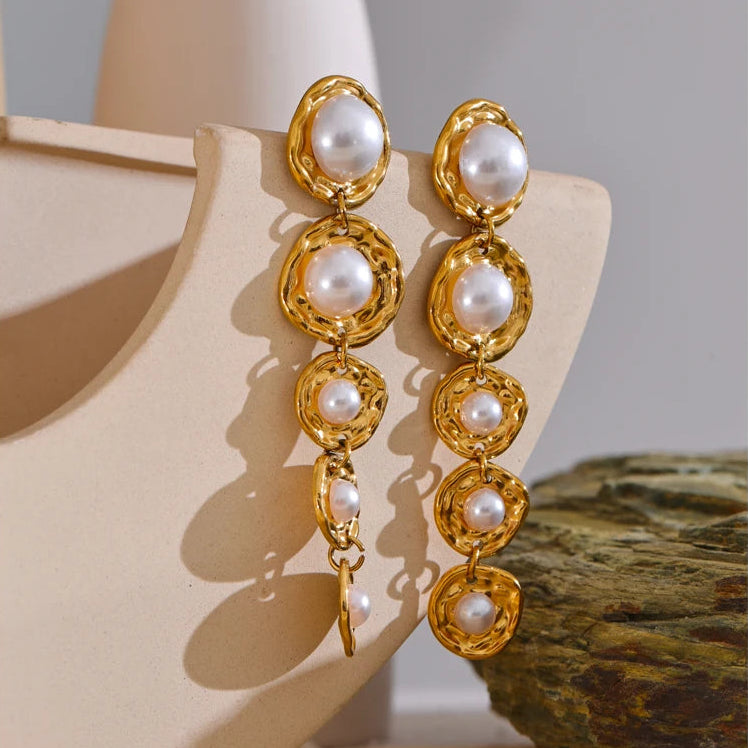 Brinco Longo Dourado com Pérolas – Joia Feminina Elegante