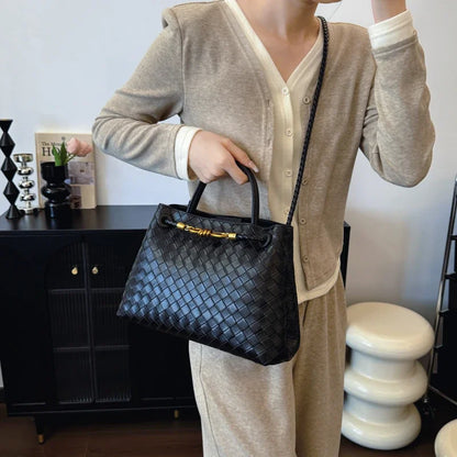 Bolsa Feminina Trançada com Alça de Mão e Detalhe Dourado