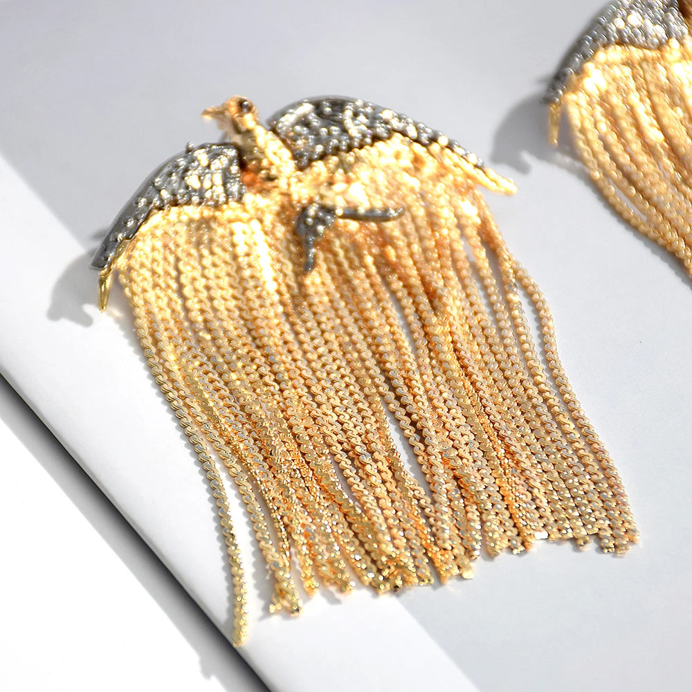 Brinco Feminino Águia Dourada com Correntes — Estilo Elegante e Moderno