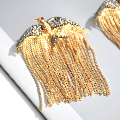 Brinco Feminino Águia Dourada com Correntes — Estilo Elegante e Moderno