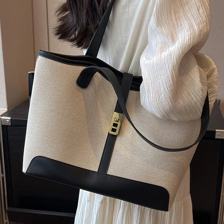 Bolsa Tote Feminina Bege com Detalhes em Couro Marrom e Fecho Dourado