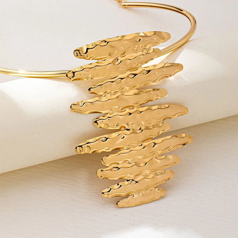 Brinco Feminino Dourado Texturizado – Design Moderno e Elegante