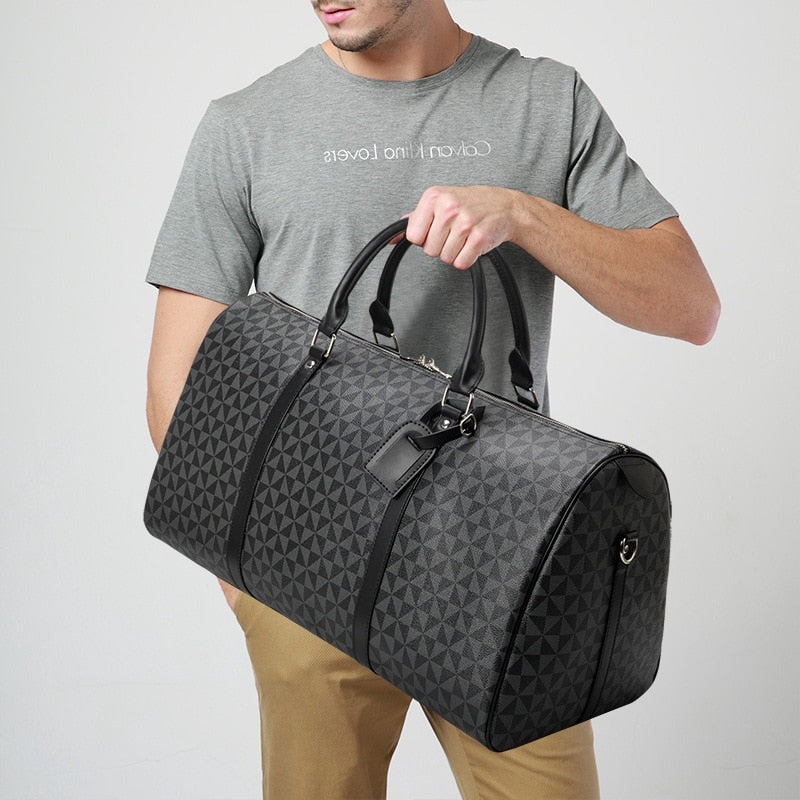 Bolsa de Viagem Grande em Couro Ecológico – Estampa Monograma Marrom