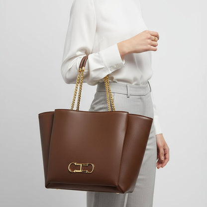 Bolsa Feminina Grande com Alças Douradas – Design Estruturado