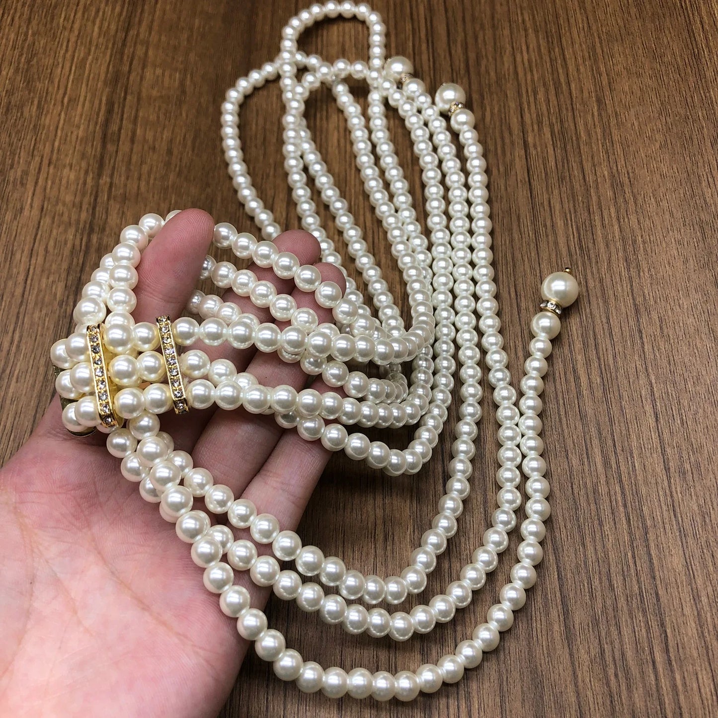 Colar Longo de Pérolas Tripla Camada – Estilo Clássico Moderno