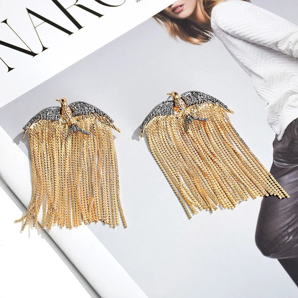 Brinco Feminino Águia Dourada com Correntes — Estilo Elegante e Moderno