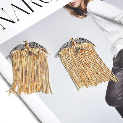 Brinco Feminino Águia Dourada com Correntes — Estilo Elegante e Moderno