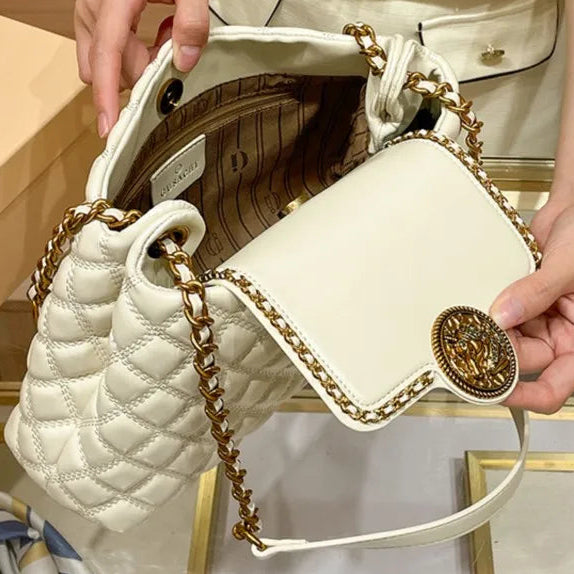 Bolsa Feminina Tiracolo com Corrente Dourada