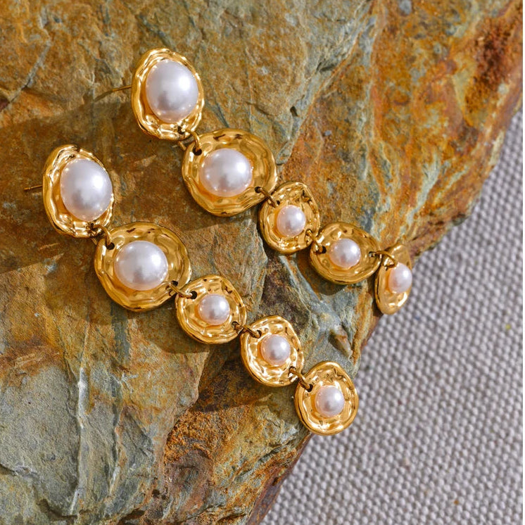 Brinco Longo Dourado com Pérolas – Joia Feminina Elegante