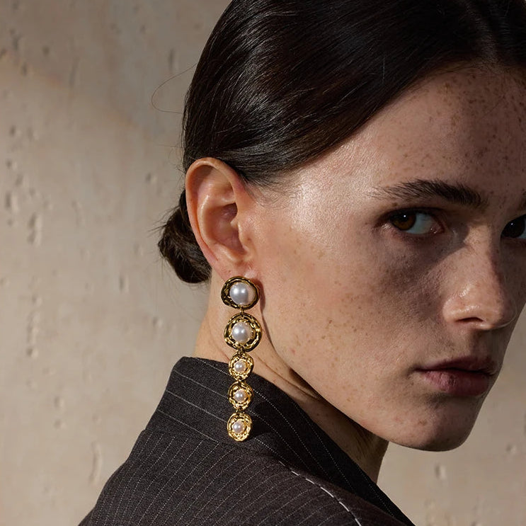 Brinco Longo Dourado com Pérolas – Joia Feminina Elegante