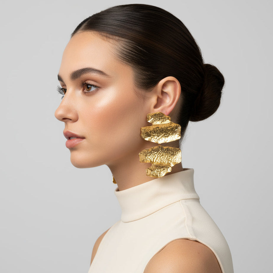 Brinco Feminino Dourado Esculpido Grande | Joia Premium Moderna