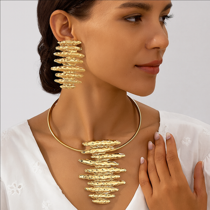 Brinco Feminino Dourado Texturizado – Design Moderno e Elegante