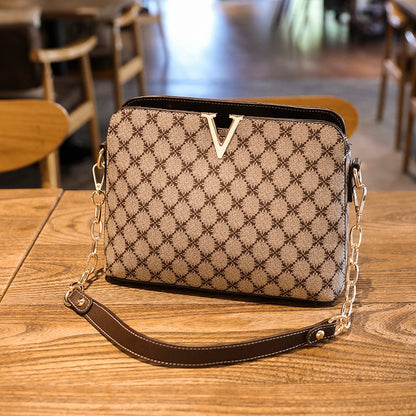 Bolsa Feminina Monograma Marrom com Alça Transversal e Detalhe Dourado