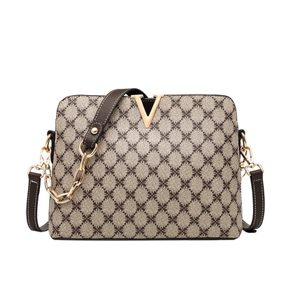 Bolsa Feminina Monograma Marrom com Alça Transversal e Detalhe Dourado