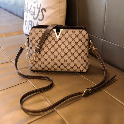 Bolsa Feminina Monograma Marrom com Alça Transversal e Detalhe Dourado