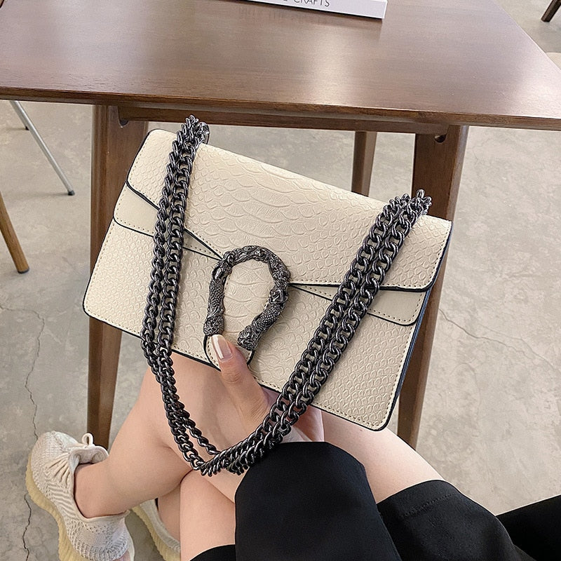 Bolsa Feminina Quadrada com Corrente em Couro – Design Elegante