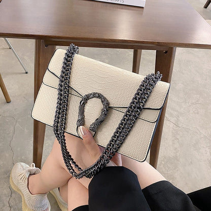 Bolsa Feminina Quadrada com Corrente em Couro – Design Elegante