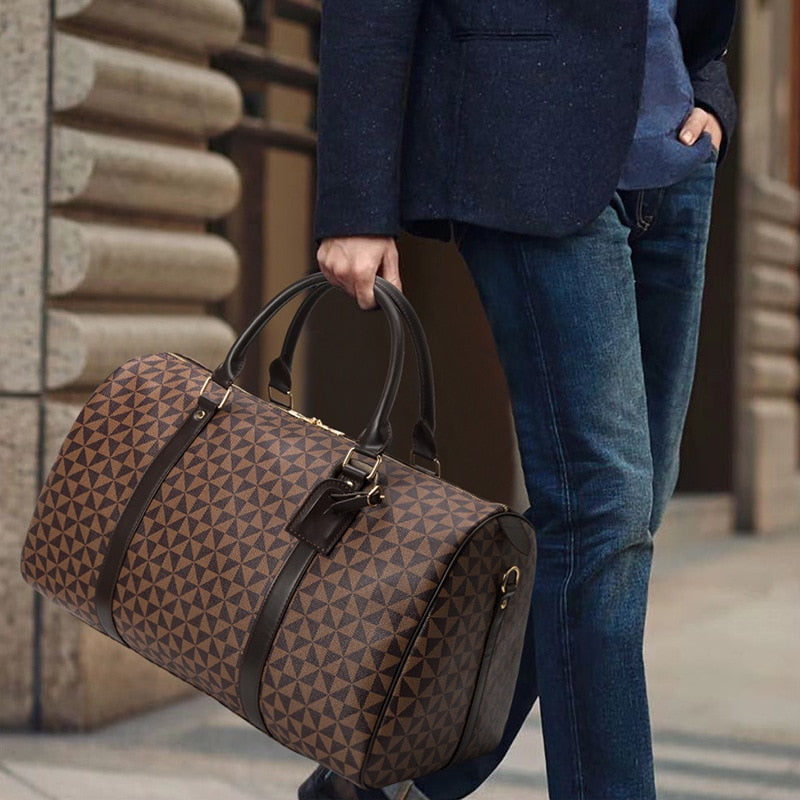 Bolsa de Viagem Grande em Couro Ecológico – Estampa Monograma Marrom