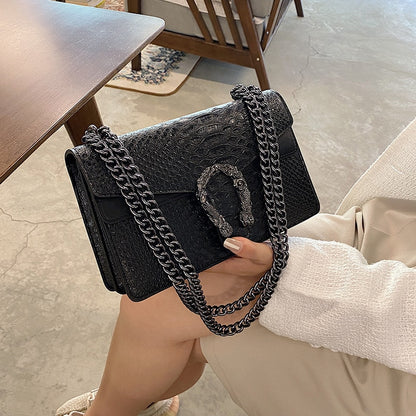 Bolsa Feminina Quadrada com Corrente em Couro – Design Elegante
